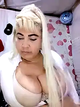 Snapshot of BonniAdams chatting on 09.19.25 BonniAdams online show from 09.19.25