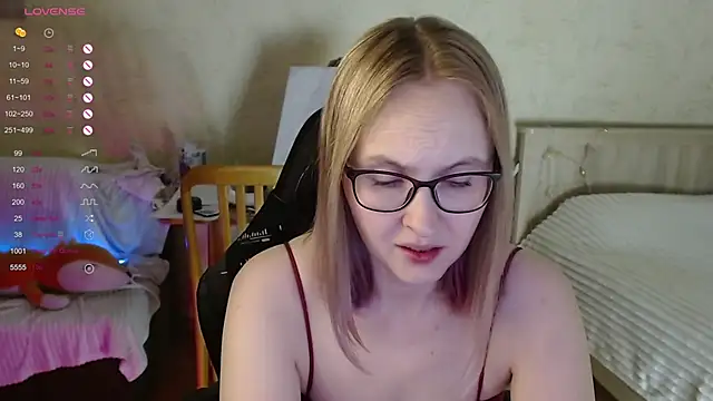 Snapshot of Agatha_Mott chatting on 10.26.25 Agatha Mott online show from 10.26.25