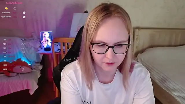 Snapshot of Agatha_Mott chatting on 11.08.25 Agatha Mott online show from 11.08.25