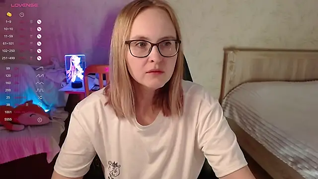 Snapshot of Agatha_Mott chatting on 11.10.25 Agatha Mott online show from 11.10.25