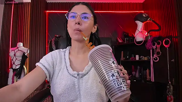 XiaQueen online show from 11.25.25