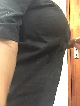 Snapshot of servingBigTitis chatting on 02.04.25 servingBigTitis online show from 02.04.25