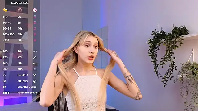 Snapshot of elliefrost chatting on 02.04.25 elliefrost online show from 02.04.25