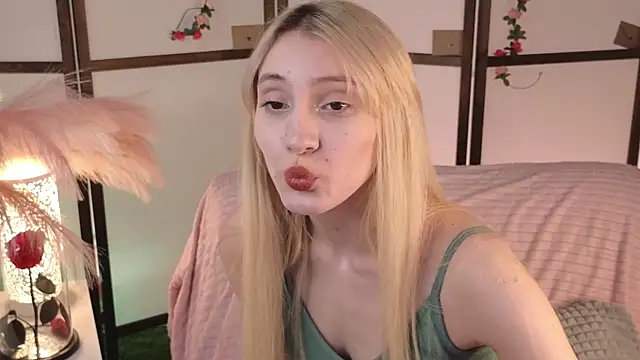 Snapshot of elliefrost chatting on 02.19.25 elliefrost online show from 02.19.25