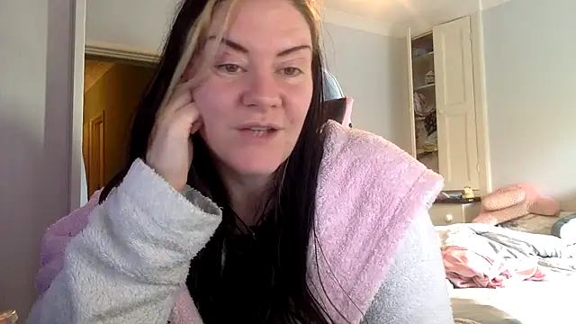 Snapshot of AureliaXOX chatting on 02.05.25 AureliaXOX online show from 02.05.25