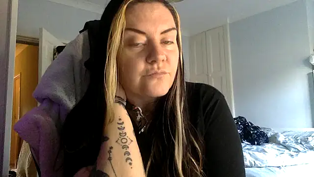 Snapshot of AureliaXOX chatting on 02.06.25 AureliaXOX online show from 02.06.25