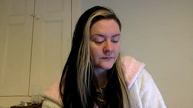 Snapshot of AureliaXOX chatting on 02.12.25 AureliaXOX online show from 02.12.25