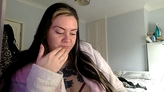 Snapshot of AureliaXOX chatting on 02.14.25 AureliaXOX online show from 02.14.25