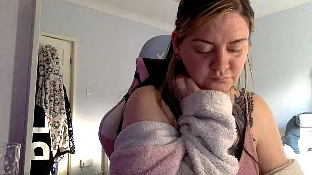 Snapshot of AureliaXOX chatting on 02.22.25 AureliaXOX online show from 02.22.25