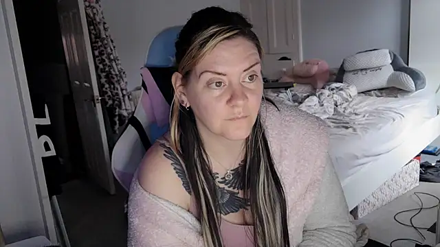 Snapshot of AureliaXOX chatting on 02.23.25 AureliaXOX online show from 02.23.25