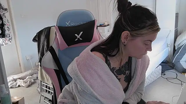 Snapshot of AureliaXOX chatting on 03.02.25 AureliaXOX online show from 03.02.25