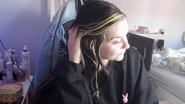 Snapshot of AureliaXOX chatting on 09.27.25 AureliaXOX online show from 09.27.25