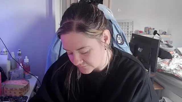 Snapshot of AureliaXOX chatting on 10.14.25 AureliaXOX online show from 10.14.25