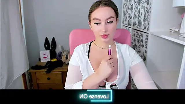 Snapshot of DonnaCam chatting on 05.12.26 DonnaCam online show from 05.12.26