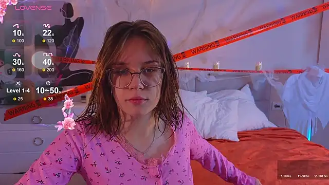 Snapshot of Mia_Luw chatting on 10.26.25 Mia Luw online show from 10.26.25