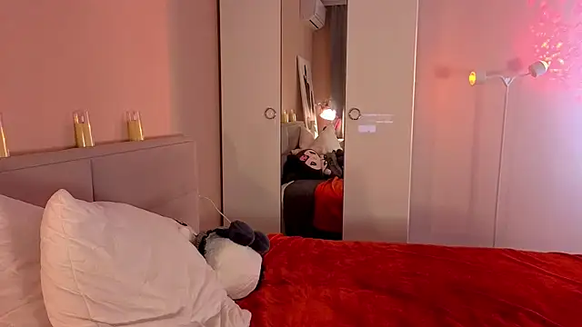 Snapshot of Mia_Luw chatting on 11.15.25 Mia Luw online show from 11.15.25