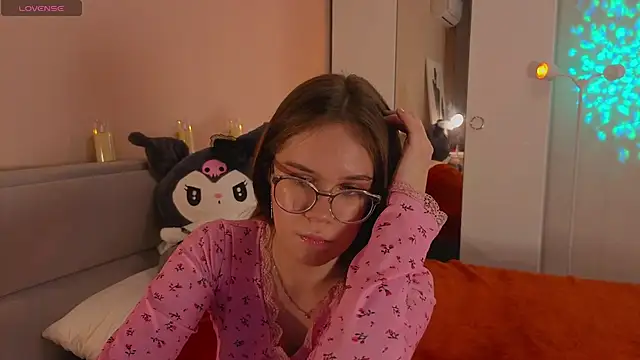 Snapshot of Mia_Luw chatting on 11.16.25 Mia Luw online show from 11.16.25