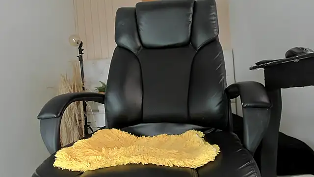 ISAAC CRYSTON online show from 03.06.26