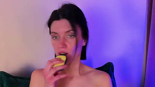 Snapshot of roxy_riot_ chatting on 02.09.25 roxy riot online show from 02.09.25