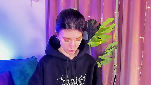 Snapshot of roxy_riot_ chatting on 02.15.25 roxy riot online show from 02.15.25