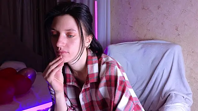 Snapshot of roxy_riot_ chatting on 02.17.25 roxy riot online show from 02.17.25