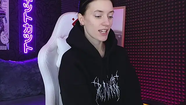 Snapshot of roxy_riot_ chatting on 03.03.25 roxy riot online show from 03.03.25