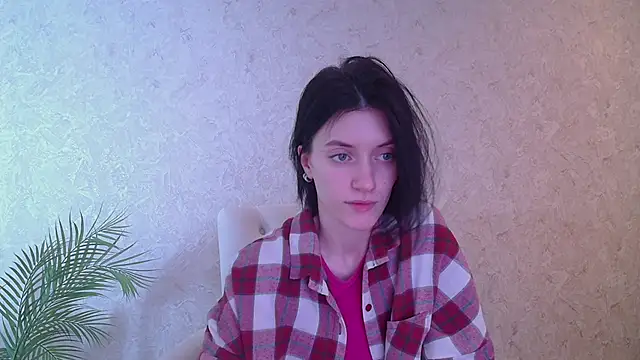 Snapshot of roxy_riot_ chatting on 03.04.25 roxy riot online show from 03.04.25