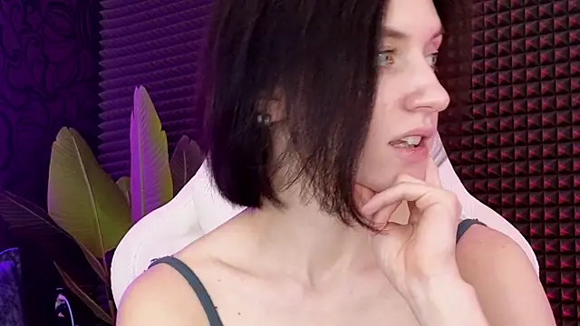 Snapshot of roxy_riot_ chatting on 03.10.25 roxy riot online show from 03.10.25