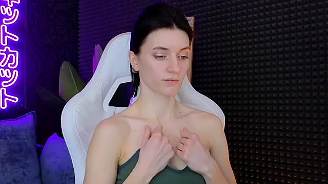 Snapshot of roxy_riot_ chatting on 03.16.25 roxy riot online show from 03.16.25