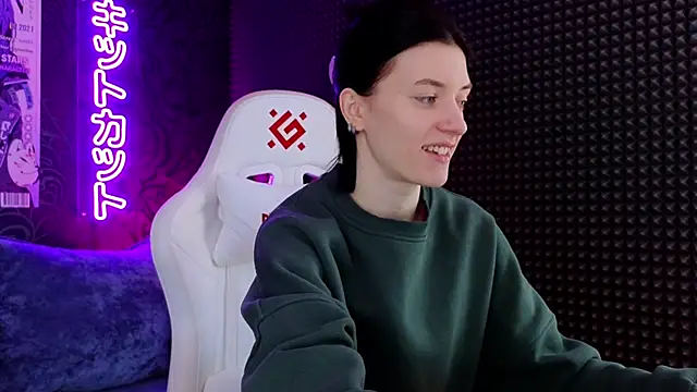 Snapshot of roxy_riot_ chatting on 03.22.25 roxy riot online show from 03.22.25