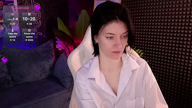 Snapshot of roxy_riot_ chatting on 09.26.25 roxy riot online show from 09.26.25