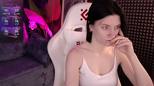 Snapshot of roxy_riot_ chatting on 09.29.25 roxy riot online show from 09.29.25