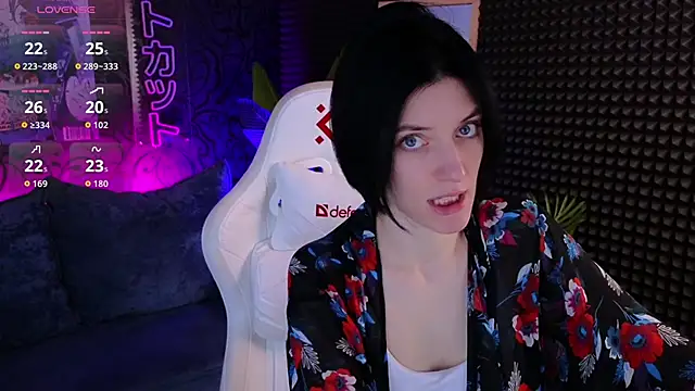 Snapshot of roxy_riot_ chatting on 10.23.25 roxy riot online show from 10.23.25