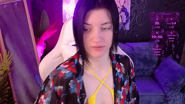 Snapshot of roxy_riot_ chatting on 12.20.25 roxy riot online show from 12.20.25