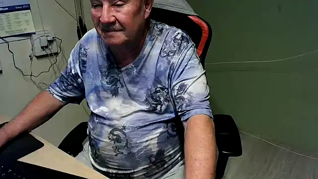 Snapshot of barenfan chatting on 02.04.25 barenfan online show from 02.04.25