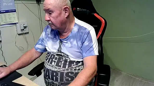 Snapshot of barenfan chatting on 02.05.25 barenfan online show from 02.05.25