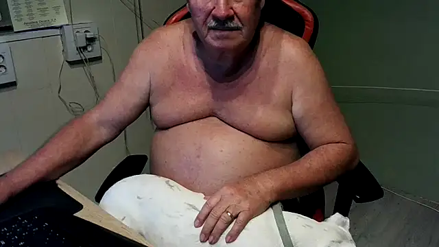 Snapshot of barenfan chatting on 02.19.25 barenfan online show from 02.19.25