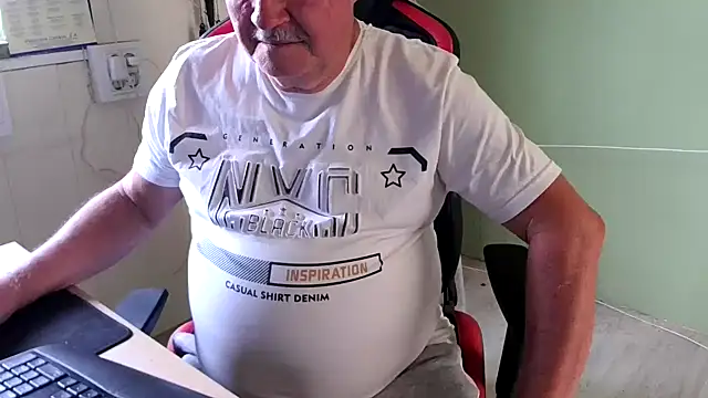 Snapshot of barenfan chatting on 02.28.25 barenfan online show from 02.28.25