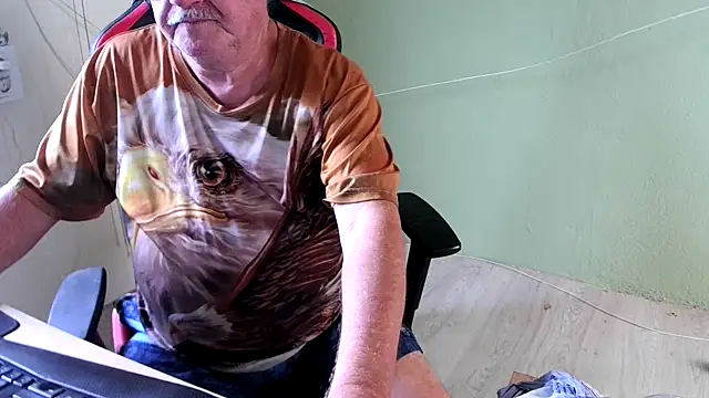 Snapshot of barenfan chatting on 03.21.25 barenfan online show from 03.21.25