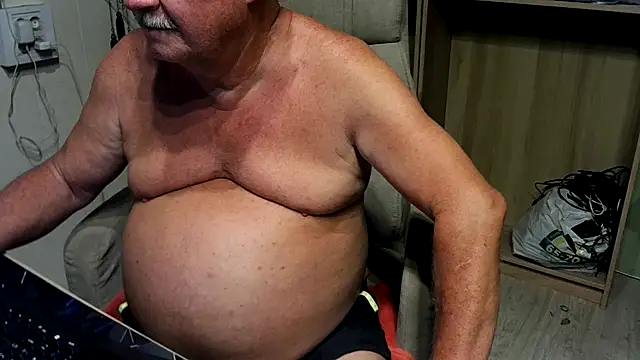 Snapshot of barenfan chatting on 09.17.25 barenfan online show from 09.17.25