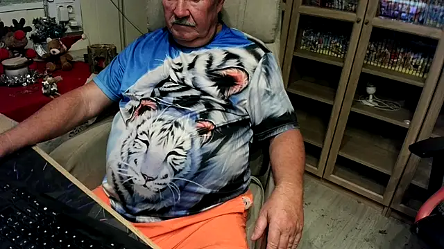 Snapshot of barenfan chatting on 11.29.25 barenfan online show from 11.29.25