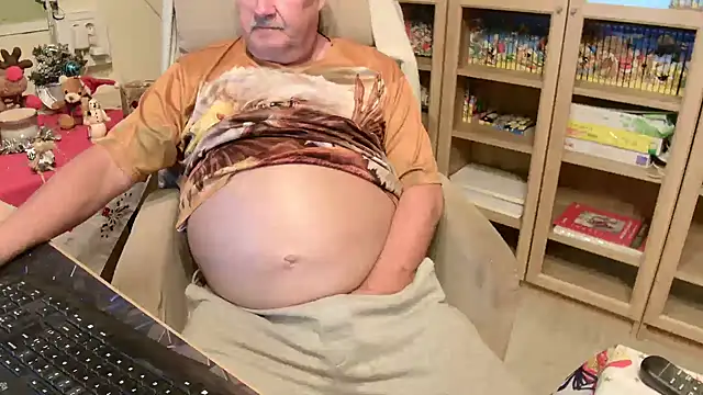 Snapshot of barenfan chatting on 12.20.25 barenfan online show from 12.20.25