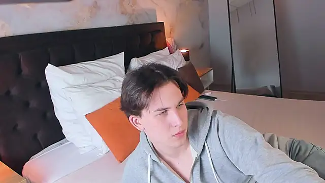 Snapshot of AdrianoAubert chatting on 03.06.25 AdrianoAubert online show from 03.06.25