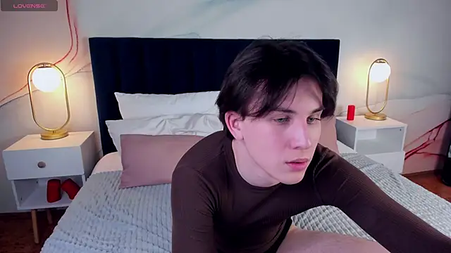 Snapshot of AdrianoAubert chatting on 03.08.25 AdrianoAubert online show from 03.08.25