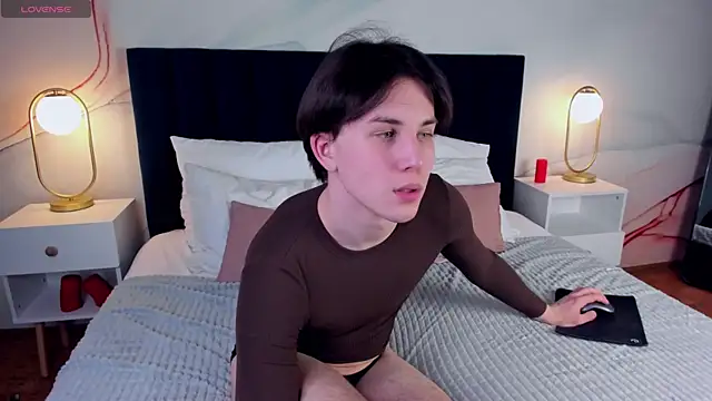 Snapshot of AdrianoAubert chatting on 03.08.25 AdrianoAubert online show from 03.08.25