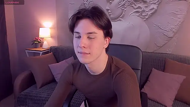 Snapshot of AdrianoAubert chatting on 03.09.25 AdrianoAubert online show from 03.09.25