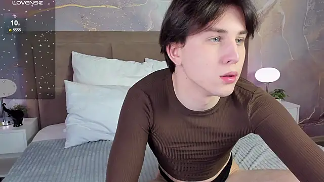 Snapshot of AdrianoAubert chatting on 03.17.25 AdrianoAubert online show from 03.17.25