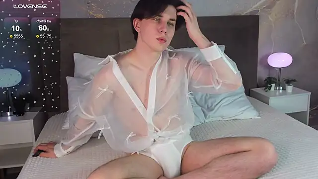 Snapshot of AdrianoAubert chatting on 03.22.25 AdrianoAubert online show from 03.22.25