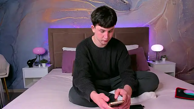 Snapshot of AdrianoAubert chatting on 09.19.25 AdrianoAubert online show from 09.19.25