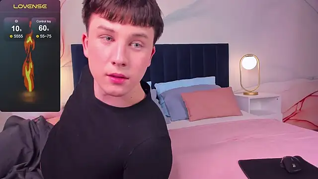 Snapshot of AdrianoAubert chatting on 09.20.25 AdrianoAubert online show from 09.20.25